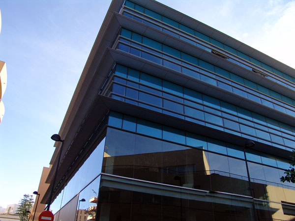 Mur-rideau, pare-soleil  Alucobond et menuiserie en aluminium